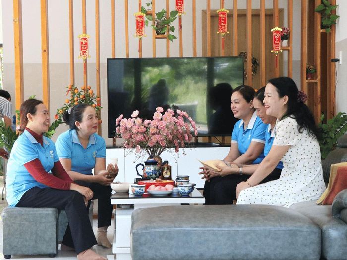 Cán bộ Hội LHPN xã Chiên Đàn cùng Ban Chấp hành Chi hội phụ nữ thôn Khánh Thịnh gặp gỡ hội viên phụ nữ tại khu dân cư để lắng nghe tâm tư, tháo gỡ thắc mắc của người dân về vấn đề sáp nhập thôn/ tổ dân phố.