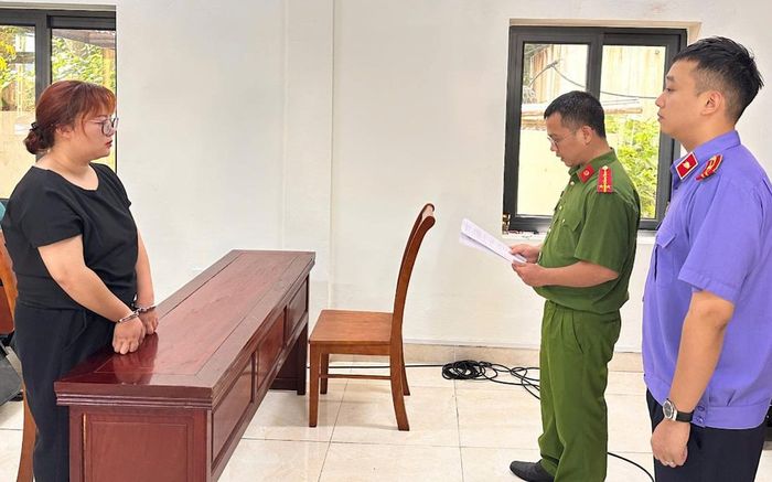 Đối tượng Lê Thu Hoài (bên trái) bị khởi tố về hành vi “Gây rối trật tự công cộng” và “Cố ý gây thương tích”. Ảnh: Công an tỉnh Lạng Sơn