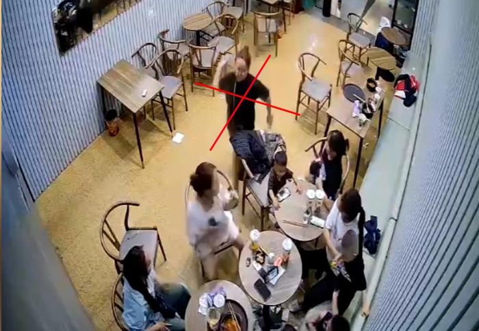 Đối tượng Hoài hung hãn dùng dao truy sát nạn nhân (Ảnh chụp qua camera an ninh)