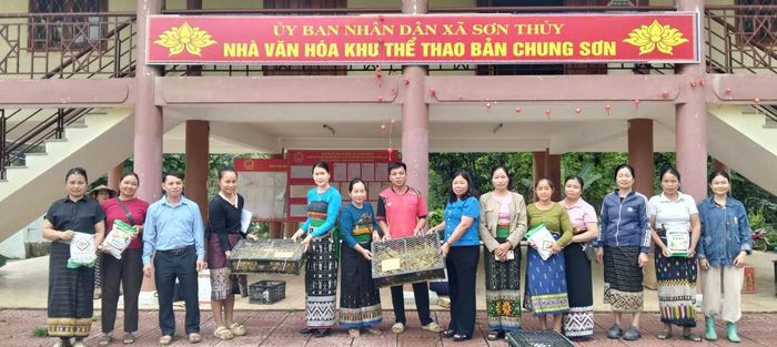 Hội LHPN tỉnh Thanh Hóa trao quà động viên các hội viên phụ nữ có hoàn cảnh khó khăn ở Bản Chung Sơn, xã Sơn Thủy