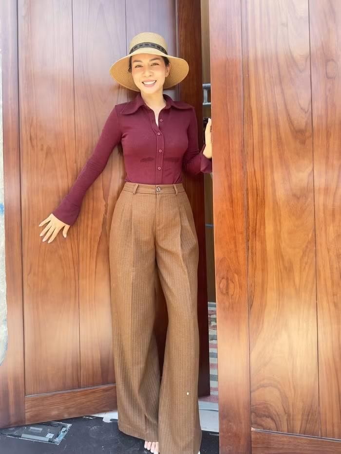 Thanh Thảo cũng dành nhiều sự quan tâm cho các chi tiết nội thất. Trong đó, hệ cửa gỗ là hạng mục khiến cô đặc biệt hài lòng khi màu sắc hoàn thiện đạt đúng như mong muốn