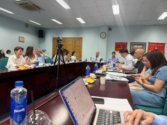 Quang cảnh buổi họp