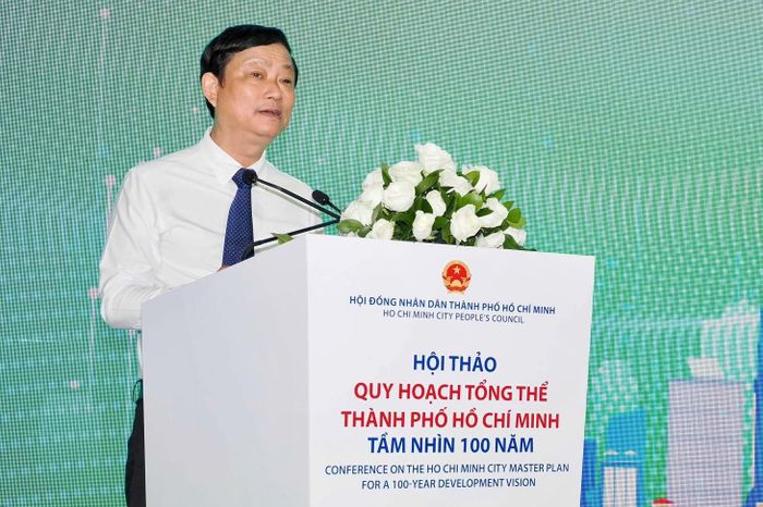 Ông Võ Văn Minh, Ủy viên Trung ương Đảng, Phó Bí thư Thành ủy, Chủ tịch HĐND TP.HCM, phát biểu mở đầu Hội thảo. Ảnh: Hoàng Hùng