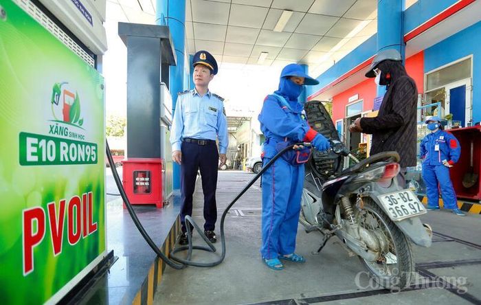 Xử lý nghiêm những cây xăng có tình trạng găm hàng, bán xăng E10 không đúng giá niêm yết. Ảnh: Ngô Nhung