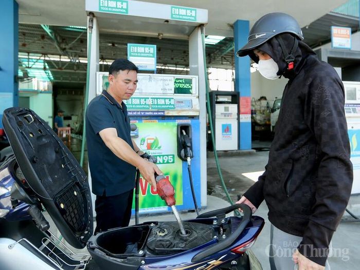 Rất đông người dân ủng hộ và trải nghiệm xăng E10 trong ngày thứ 2 triển khai trên toàn quốc. Ảnh: Ngô Nhung