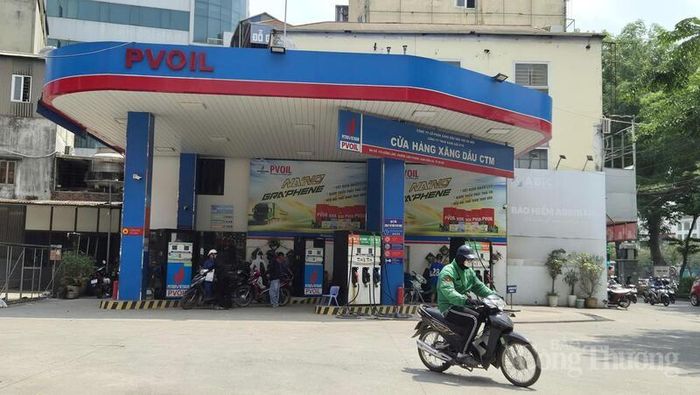 Trong những ngày đầu chuyển đổi sang kinh doanh xăng sinh học E10, hoạt động mua bán tại đây diễn ra ổn định, thông suốt, không xảy ra tình trạng ùn ứ.