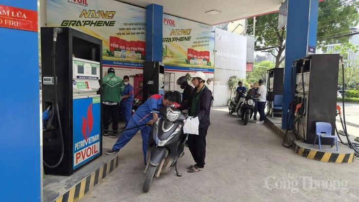 Không khí giao dịch tại cửa hàng xăng dầu PVOIL (đường Láng, Hà Nội) trong ngày thứ hai áp dụng quy định bán xăng E10. Thị trường ghi nhận sự đồng thuận cao từ phía người tiêu dùng Thủ đô.