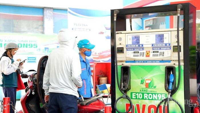 Với sự chuẩn bị kỹ lưỡng về hạ tầng và nhân lực, công tác chuyển đổi sang xăng E10 diễn ra nhịp nhàng, đáp ứng tốt nhu cầu đi lại của người dân.