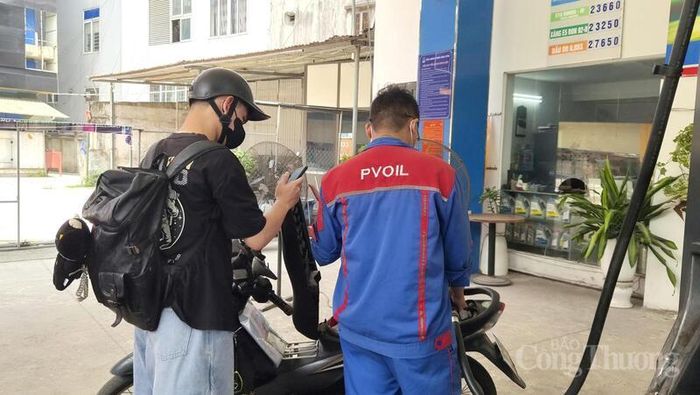 Hoạt động giao dịch, thanh toán tại các trạm xăng diễn ra nề nếp. Phần lớn người tiêu dùng không còn tâm lý e dè, chủ động đón nhận loại nhiên liệu thân thiện với môi trường.