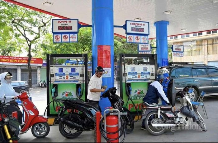 Anh Trần Đức Thắng, một khách hàng sau hơn 10 ngày trải nghiệm sử dụng nhiên liệu mới (tính từ giai đoạn bán thí điểm) chia sẻ: “Tôi sử dụng xe ô tô Vios đời 2013 để đi lại hàng ngày và đã đổ xăng E10, sau khi tìm hiểu kỹ thông tin từ Bộ Công Thương, đặc biệt là cẩm nang hướng dẫn sử dụng xăng sinh học, tôi đã hoàn toàn yên tâm”.
