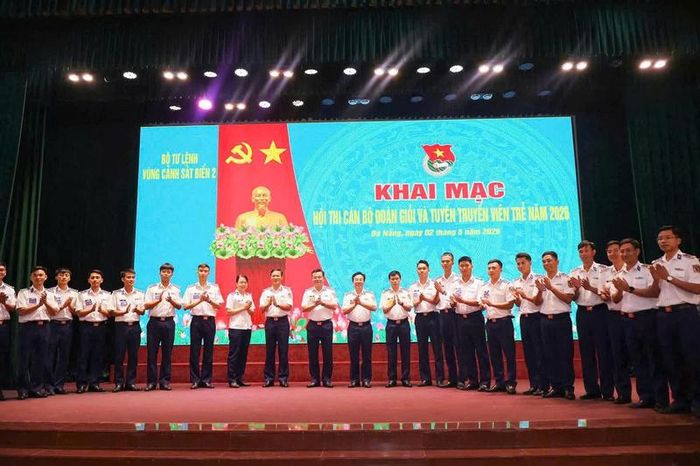 Thủ trưởng Bộ Tư lệnh Vùng trao đổi kinh nghiệm và động viên các thí sinh. Ảnh: Văn Thường
