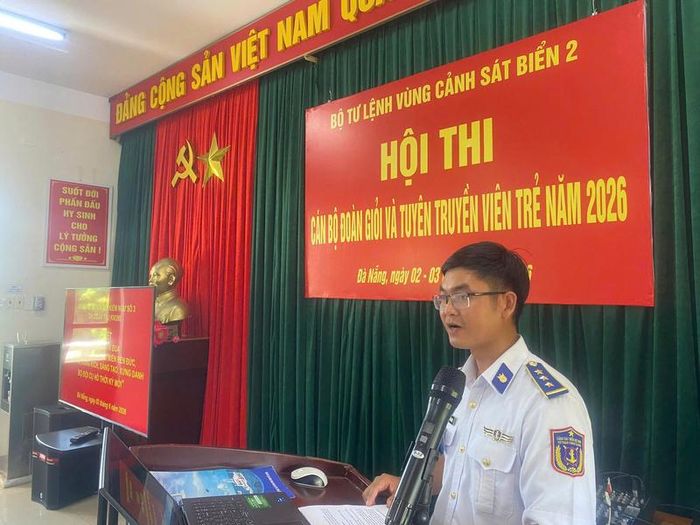 Thí sinh tham gia nội dung thi kỹ năng cán bộ đoàn. Ảnh: Văn Thường