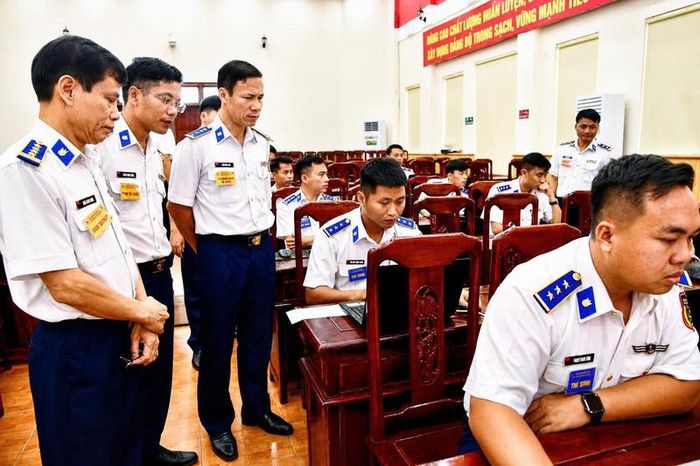 Các thí sinh thực hiện nội dung phần thi kiến thức chung trên phần mềm số hóa. Ảnh: Văn Thường