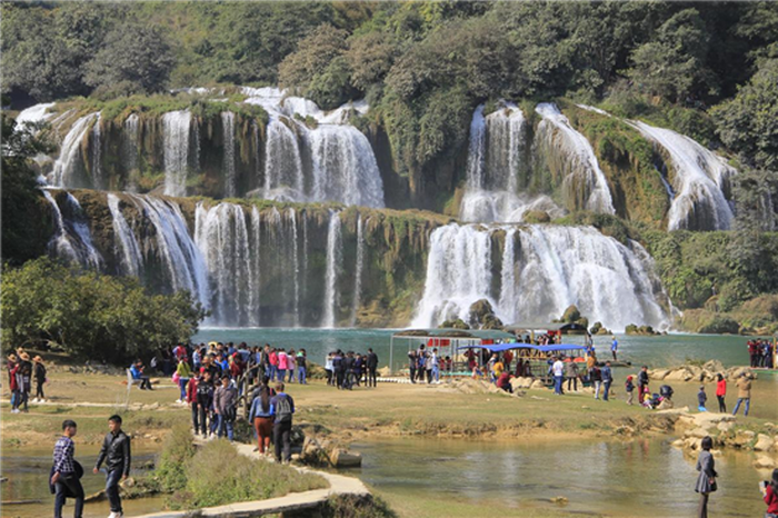 Thác Bản Giốc, địa điểm du lịch nổi tiếng của Cao Bằng. Thác nằm trong vùng lõi của Công viên địa chất toàn cầu UNESCO Non nước Cao Bằng.
