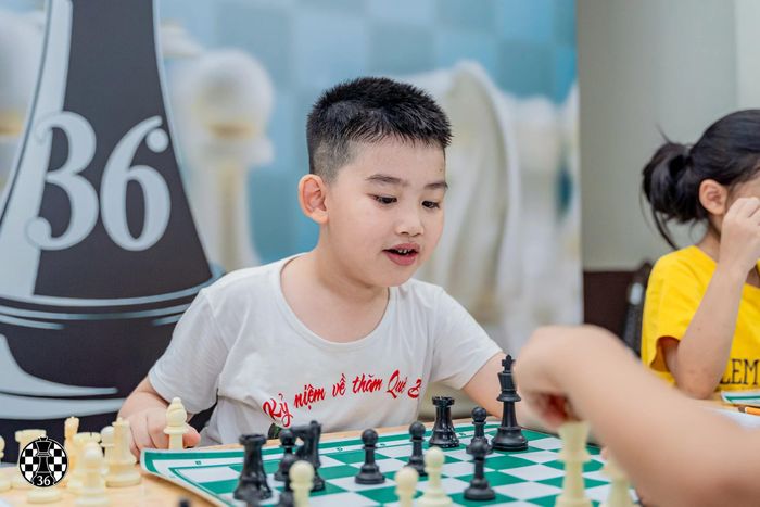 Cờ vua giúp trẻ phát triển tư duy logic, khả năng tập trung và kỹ năng giải quyết vấn đề.