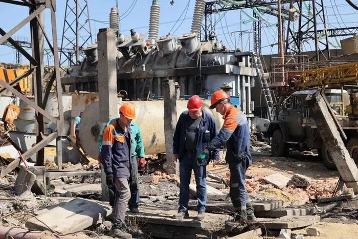 Các công nhân ngành điện đang sửa chữa một cơ sở năng lượng bị hư hại do pháo kích của Nga tại thành phố Kharkiv, Đông Bắc Ukraine, ngày 10/4/2024. Ảnh: Getty Images.