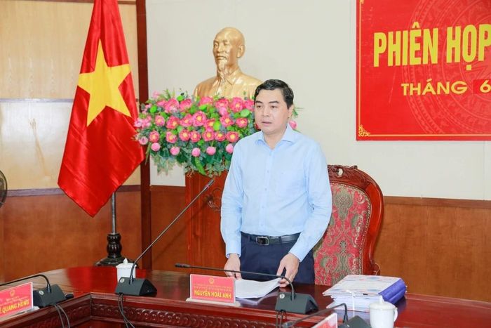 Chủ tịch UBND tỉnh Nguyễn Hoài Anh phát biểu kết luận phiên họp.