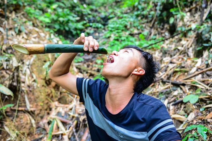 Từng người thay nhau múc nước từ khe đá, uống những ngụm dài rồi lại tiếp tục men theo sườn núi tìm dấu đàn ong. Chiếc cốc làm từ cây vầu và dòng nước đầu nguồn trở thành người bạn đồng hành quen thuộc của những chuyến săn mật kéo dài trong rừng sâu.