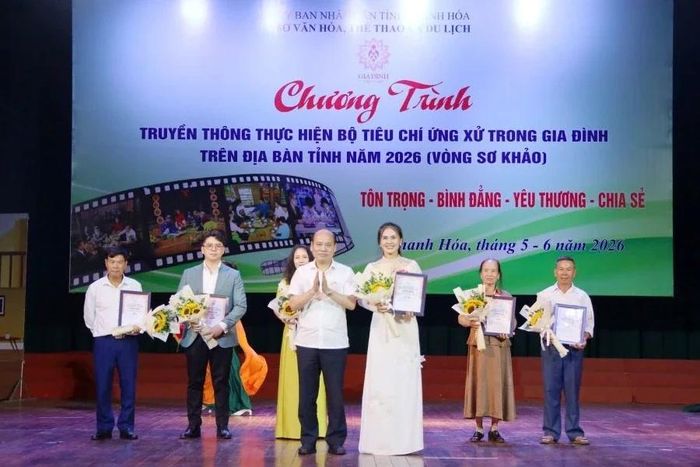 Ban tổ chức trao giải Nhất cho đội thi đến từ xã Thăng Bình.