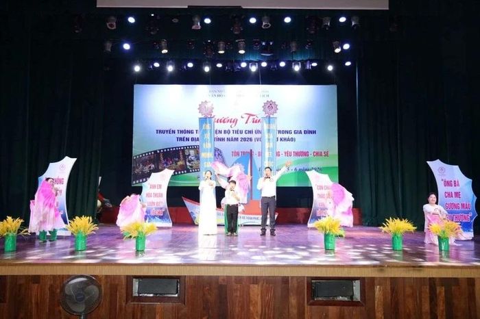Phần thi chào hỏi của đội thi.