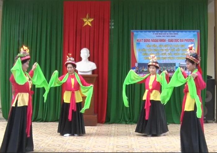 Múa đèn chạy chữ và hát chèo chải cổ xã Thiệu Quang được công nhận là Di sản văn hóa phi vật thể quốc gia.