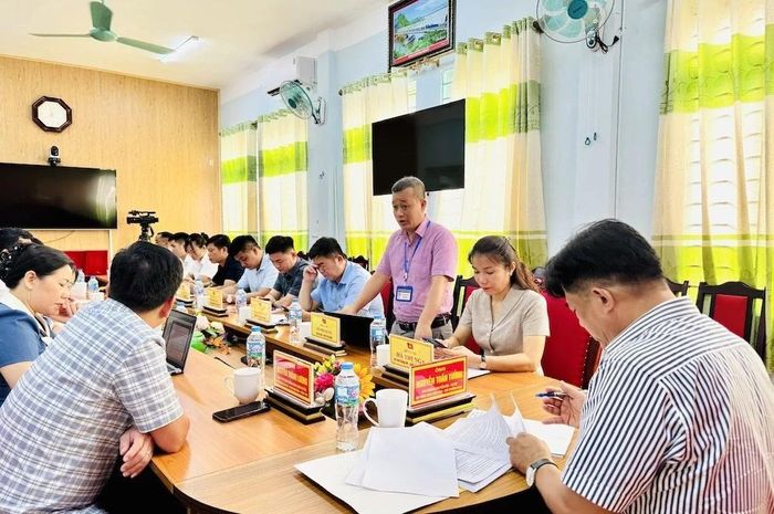 Lãnh đạo xã Trung Sơn báo cáo tại buổi làm việc.