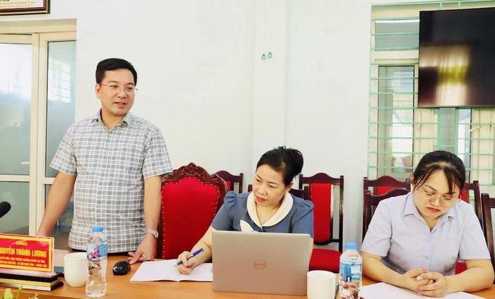 Thành viên Đoàn giám sát trao đổi tại buổi làm việc.