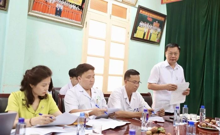 Lãnh đạo Bệnh viện Đa khoa Quan Hóa báo cáo tình hình hoạt động của đơn vị.