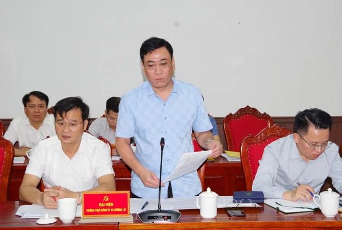 Lãnh đạo xã Mường Lát phát biểu tại buổi làm việc.