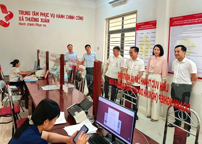 Đoàn kiểm tra khảo sát tại Trung tâm Phục vụ hành chính công xã Thường Xuân.