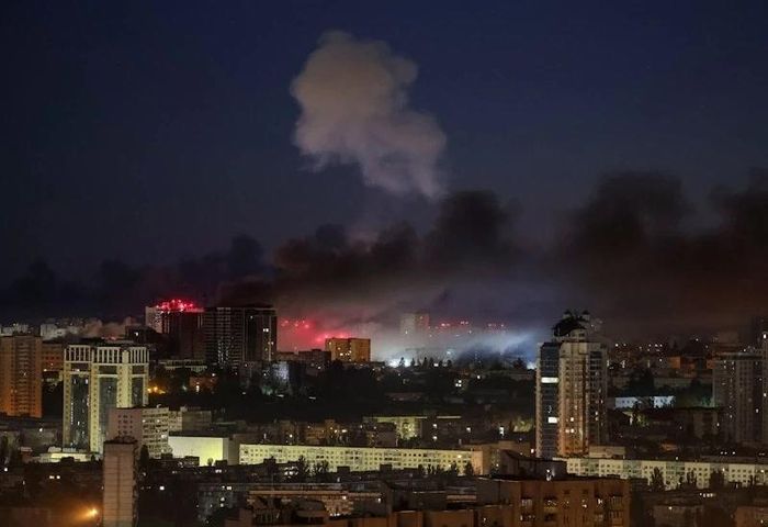 Khói bốc lên ở Kyiv, ngày 2/6/2026 sau các cuộc tấn công của Nga. Ảnh: Reuters.