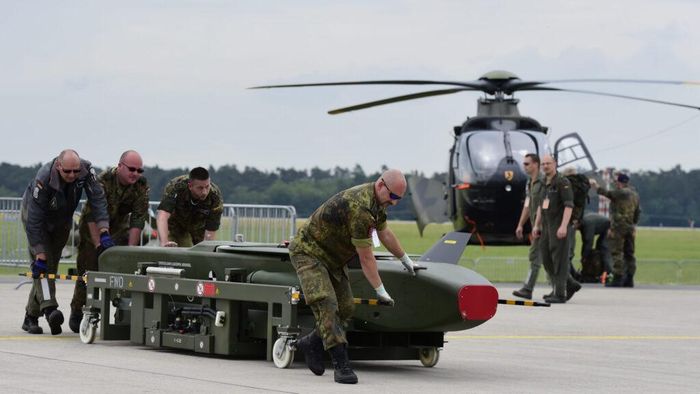 Các binh sĩ Lực lượng Vũ trang Đức và hệ thống tên lửa hành trình Taurus. Ảnh: AFP.