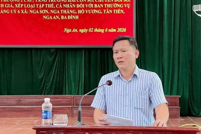 Lãnh đạo xã Hồ Vương phát biểu tại hội nghị.