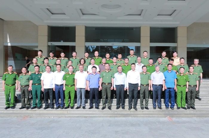 Bí thư Tỉnh ủy Lê Đức Thái và các thành viên trong đoàn chụp ảnh lưu niệm với lãnh đạo Công an tỉnh Thanh Hóa.