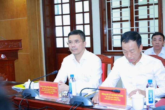 Phó Bí thư Thường trực Tỉnh ủy, Chủ tịch HĐND tỉnh Nguyễn Hồng Phong và Phó Chủ tịch UBND tỉnh Lê Quang Hùng dự buổi làm việc.