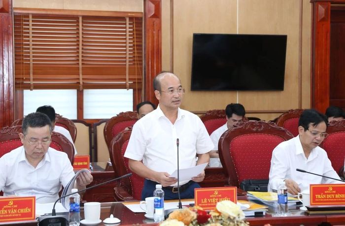 Phó Chánh Văn phòng UBND tỉnh, Phó Trưởng Đoàn kiểm tra số 1013 Lê Việt Hiếu thông tin về việc thực hiện các nội dung kiểm tra của các phường, xã.