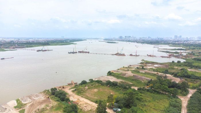Trong hình ảnh là cầu Thượng Cát đang được xây dựng giáp ở phía tây bắc cụm công viên.