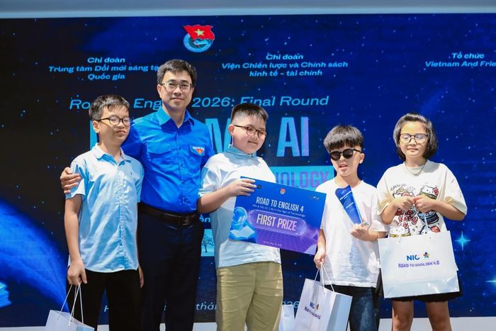 Chương trình đã chấm điểm và trao giải cho các phần thi xuất sắc nhằm ghi nhận nỗ lực của các em, đồng thời khuyến khích tinh thần học tập và phát triển bản thân.