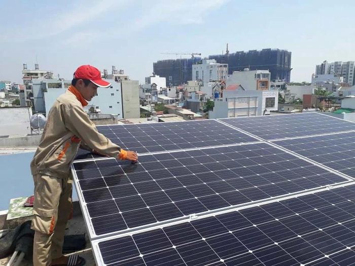 Việc phát triển điện mặt trời mái nhà giúp giảm áp lực cho hệ thống điện quốc gia, đồng thời góp phần tăng cường an ninh năng lượng, giảm chi phí sử dụng điện cho người dân và doanh nghiệp. Ảnh: Thế An
