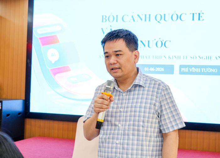 Tiến sĩ Phí Vĩnh Tường - Viện Kinh tế Việt Nam và Thế giới trình bày tham luận nội dung “Bối cảnh quốc tế và trong nước, vùng ảnh hưởng phát triển kinh tế số tỉnh Nghệ An”.