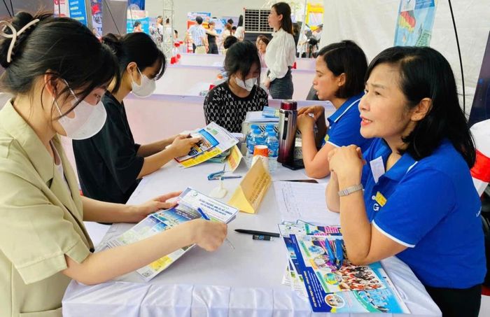 Người lao động được kết nối với doanh nghiệp để sớm tìm được việc làm. Ảnh: Nhật Dương.