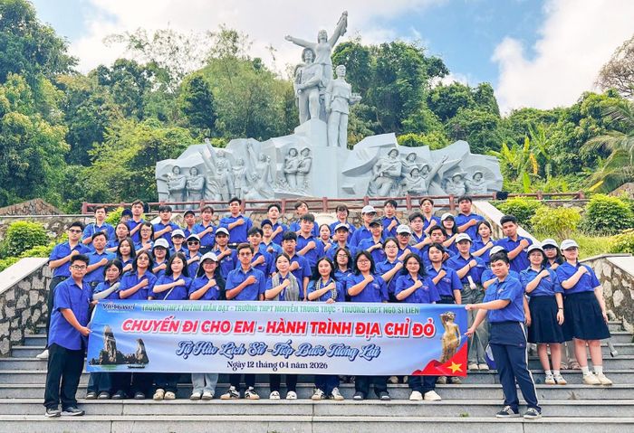 Các bạn trẻ tham gia chương trình tour “Tự hào lịch sử - Tiếp bước tương lai” chụp ảnh lưu niệm tại Khu Di tích lịch sử và thắng cảnh quốc gia Ba Hòn. Ảnh: TÂN LỢI