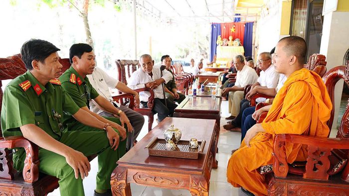 Đại đức Chau Sóc Phi Rin (bìa phải) - Trụ trì chùa Văn Râu phối hợp cùng Công an xã An Cư tuyên truyền phòng, chống ma túy trong đồng bào Khmer. Ảnh: THỊ HOA