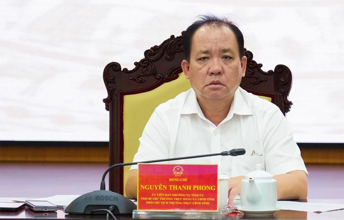 Ủy viên Ban Thường vụ Tỉnh ủy, Phó Chủ tịch Thường trực UBND tỉnh An Giang Nguyễn Thanh Phong chủ trì điểm cầu trực tuyến tại tỉnh An Giang.