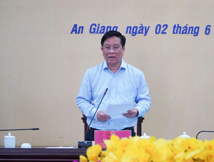 Chủ tịch UBND tỉnh An Giang Hồ Văn Mừng phát biểu tại cuộc họp.