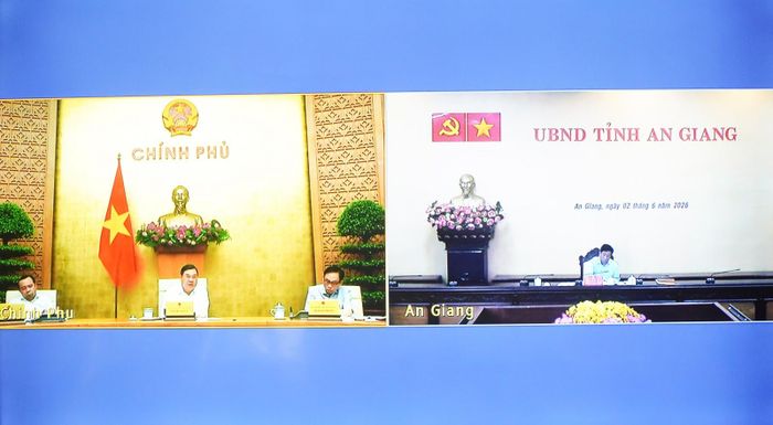 Cuộc họp được trực tuyến từ điểm cầu Chính phủ.