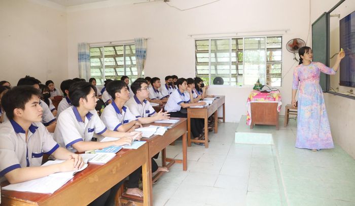 Học sinh Trường Trung học phổ thông Hòn Đất trong giờ ôn tập môn địa lý.