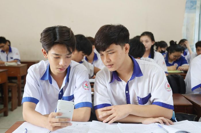 Học sinh Trường Trung học phổ thông Hòn Đất thảo luận trong giờ ôn thi tốt nghiệp trung học phổ thông.