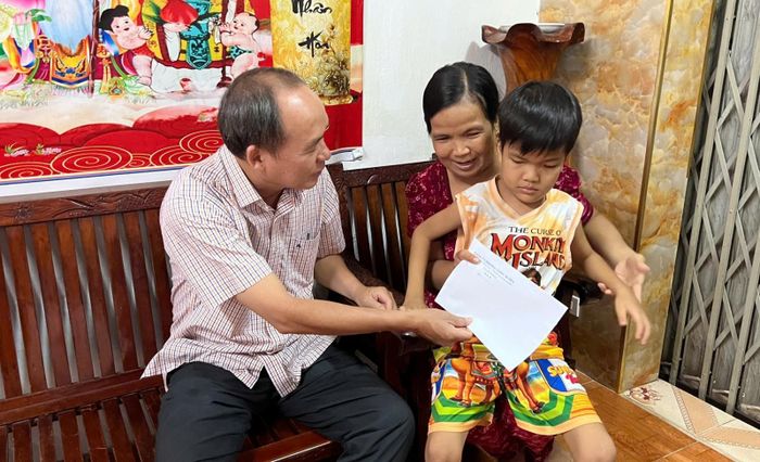 Bí thư Đảng ủy, Chủ tịch HĐND phường Long Xuyên Lâm Quang Thi tặng quà cho em Đặng Thành Phát, ngụ khóm Đông An 1