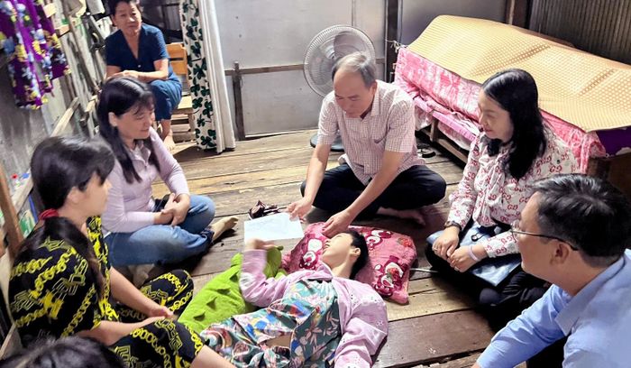 Bí thư Đảng ủy, Chủ tịch HĐND phường Long Xuyên Lâm Quang Thi thăm và tặng quà cho em Nguyễn Thị Thảo Vi, ngụ khóm Tây Khánh 1